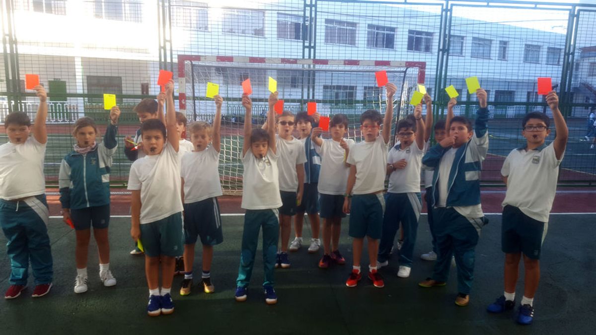 El colegio de A Coruña donde los niños prefieren arbitrar en vez de jugar al fútbol