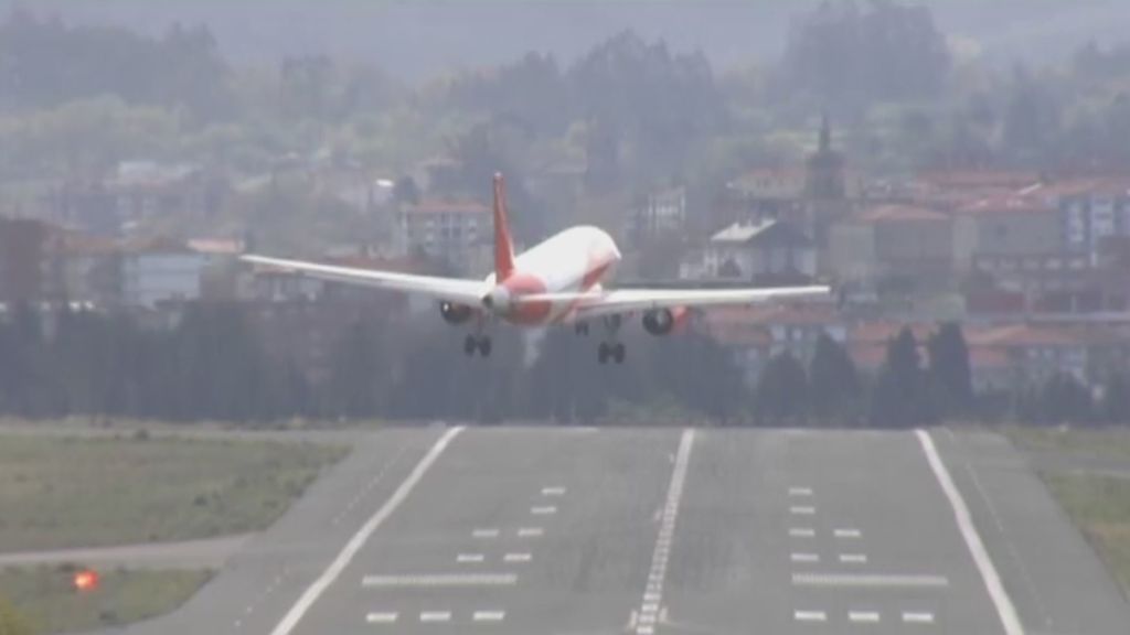Las fuertes rachas de viento complican los aterrizajes en el aeropuerto de Bilbao