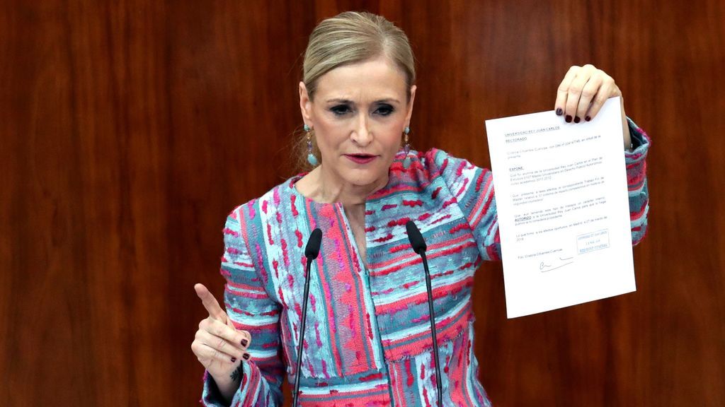 Cifuentes muestra otro documento para probar que su máster es "perfectamente real y legal"