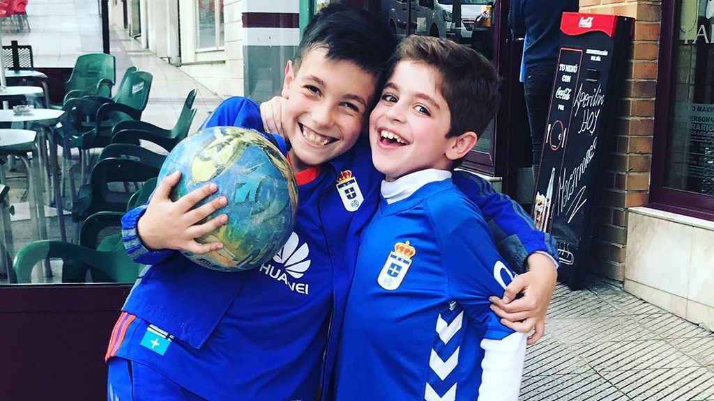 Raúl, de 9 años, recauda fondos con cada gol que mete para ayudar a su mejor amigo, que sufre una enfermedad rara