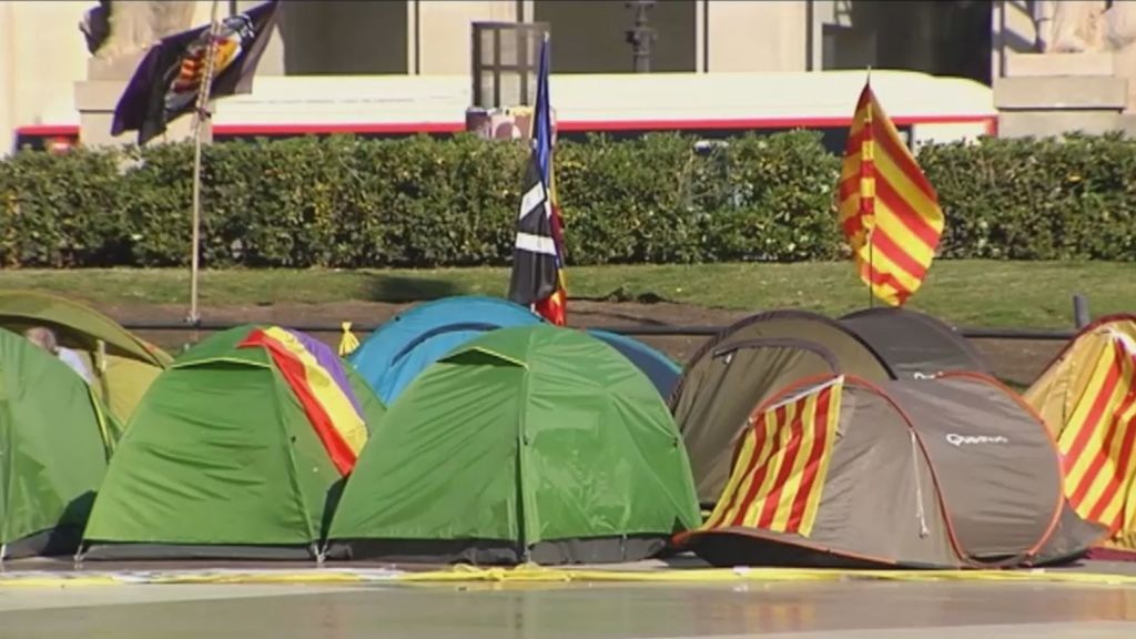 La acampada en el centro de Barcelona que comparten independentistas e indigentes