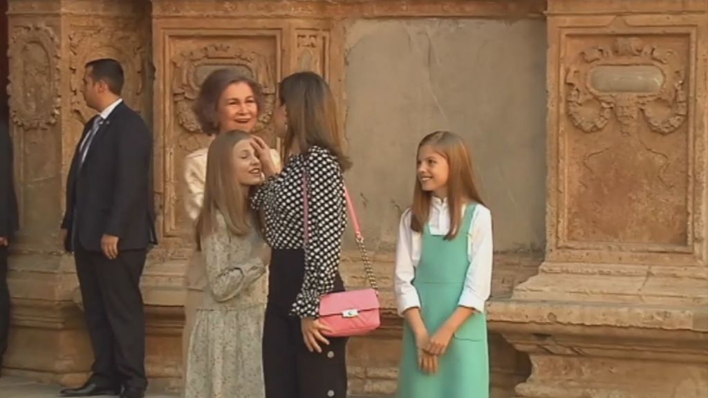 Doña Sofía le da un beso en la frente a la princesa Leonor y... ¿Letizia se lo limpia?