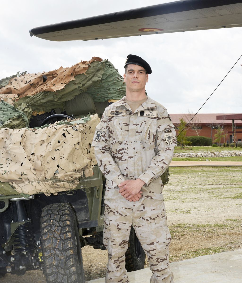 Gonzalo Kindelán es Leo, efectivo del equipo de acción de la Brigada Paracaidista