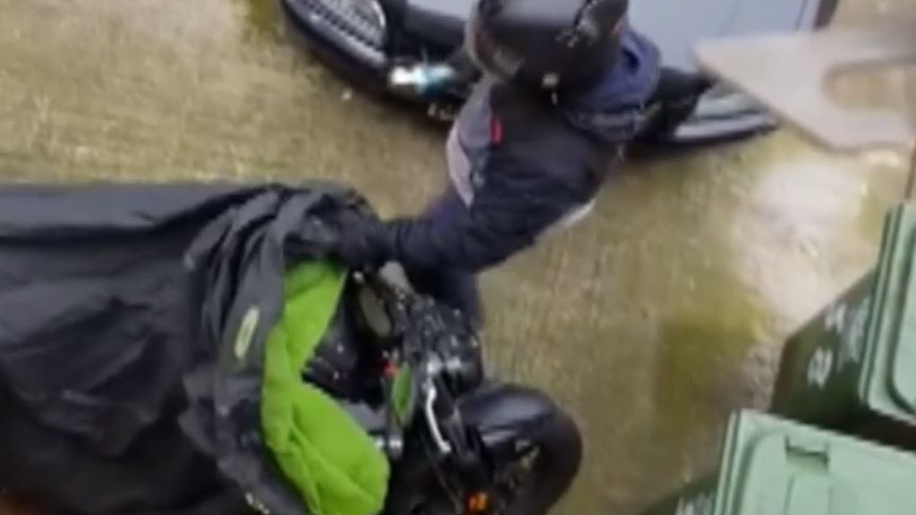 Graba cómo dos ladrones intentan robar su moto con una radial mientras le amenazan