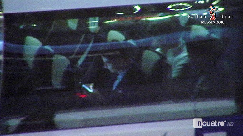 Cristiano Ronaldo, pendiente del móvil al aterrizar en Madrid tras su chilena a la Juve