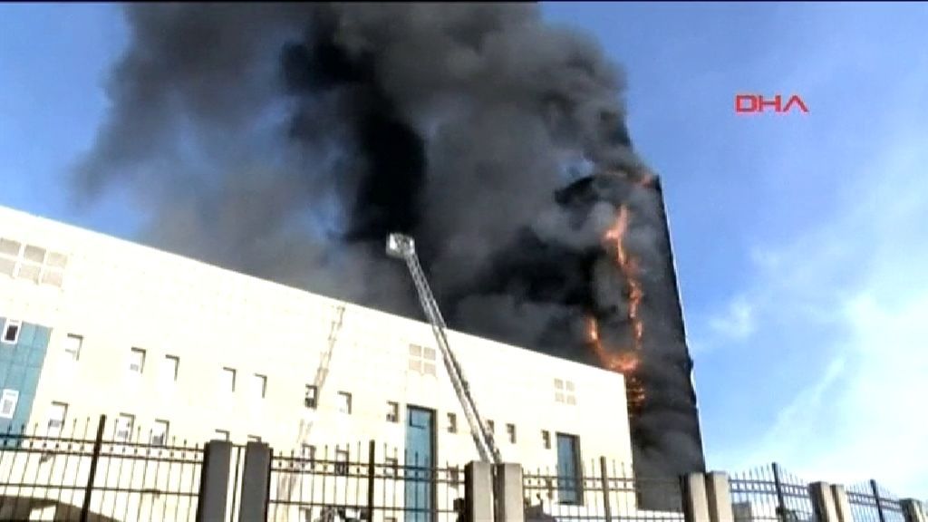 Los bomberos dan por controlado el incendio en el hospital de Estambul