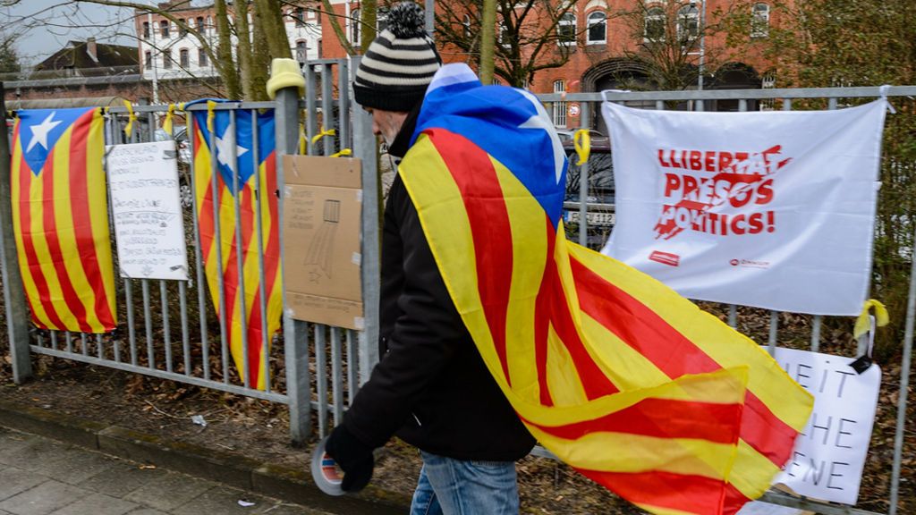 Euforia independentista ante la prisión alemana por la puesta en libertad de Puigdemont