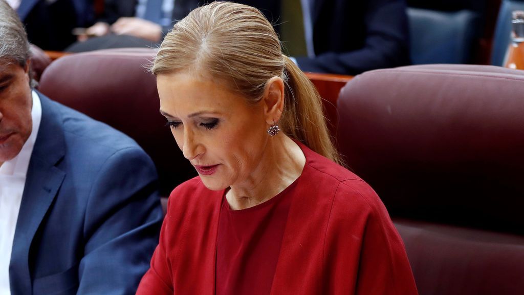 El cerco político se cierra en torno a Cifuentes con más acusaciones sobre su máster