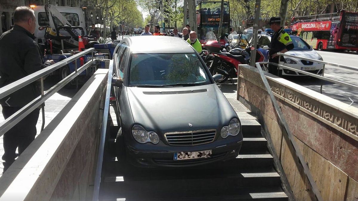 Empotra el coche en el Metro de Barcelona al confundir el acceso con un parquin