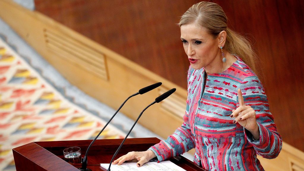 Cifuentes no convence a casi nadie con las explicaciones sobre su máster