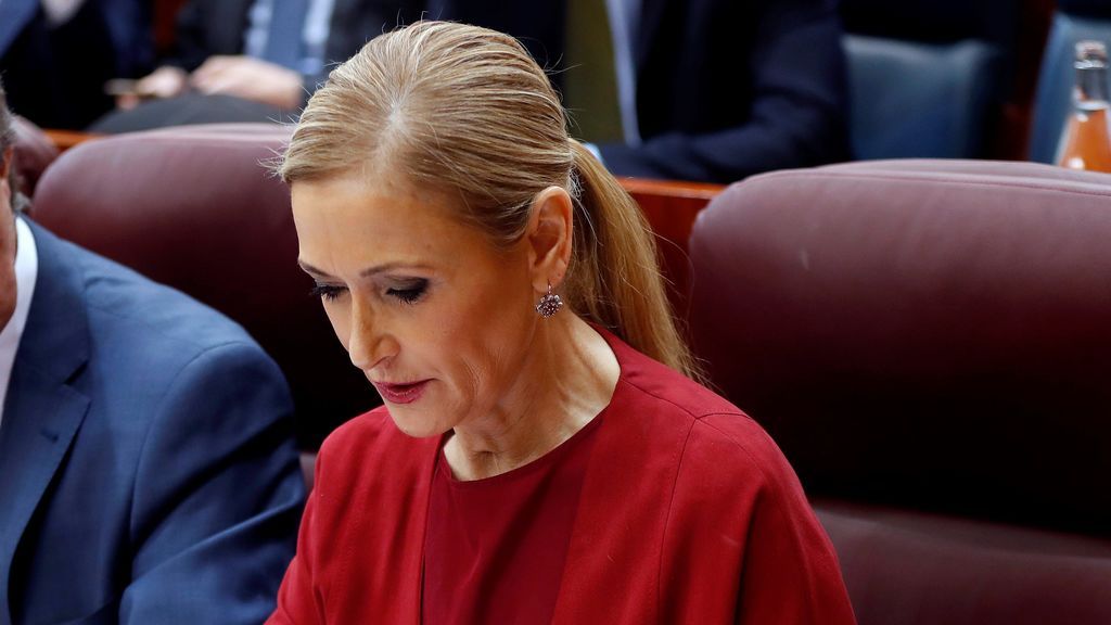 El cerco político se cierra en torno a Cifuentes con más acusaciones sobre su máster