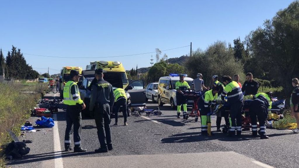 Una conductora arrolla con un todoterreno a 9 ciclistas y deja a dos de ellos en estado muy grave