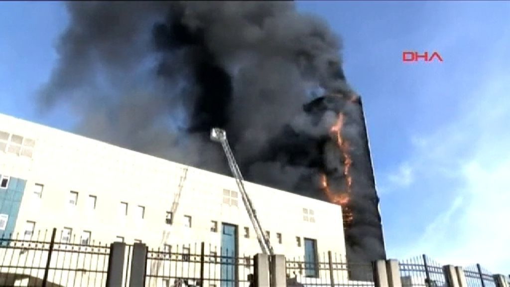 Los bomberos dan por controlado el incendio en el hospital de Estambul