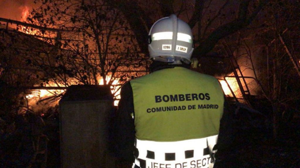 Un herido grave en el incendio de un barrio chabolista en Madrid