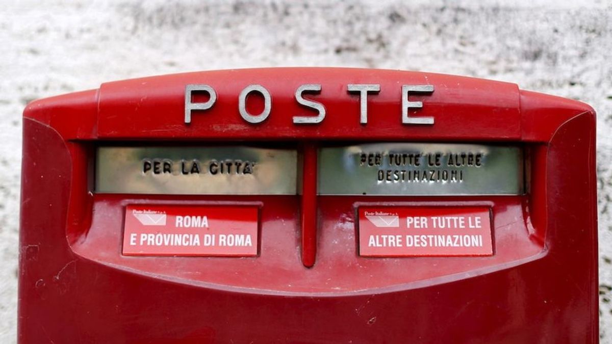Detenido un cartero italiano por almacenar 400 kilos de correo