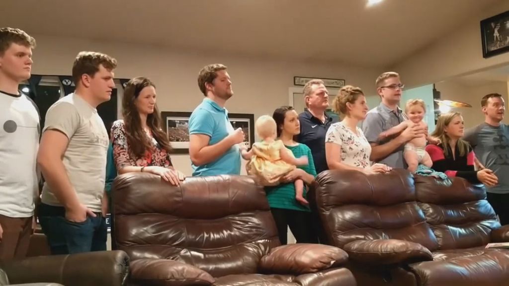 Una familia interpreta en el salón de su casa la banda sonora de Los Miserables