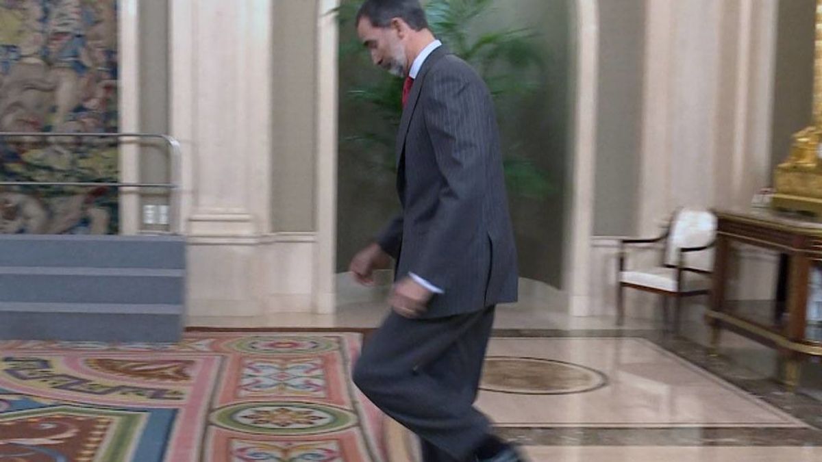 La 'mala pata' real continúa: Felipe VI se tropieza con una alfombra en Zarzuela