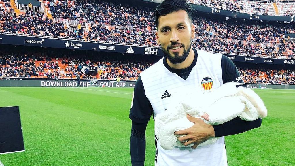 Ezequiel Garay, padre orgulloso: se tatúa la cara del pequeño Antonio en el brazo