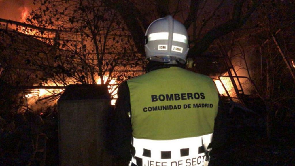 Un herido grave en el incendio de un barrio chabolista en Madrid