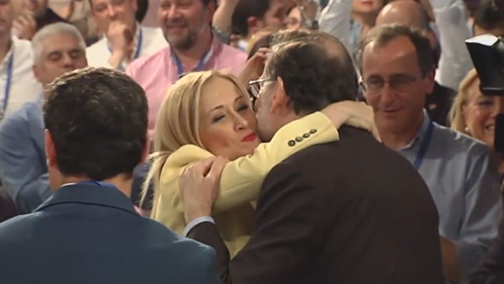 El cariñoso saludo entre Rajoy y Cifuentes en la convención del PP en Sevilla