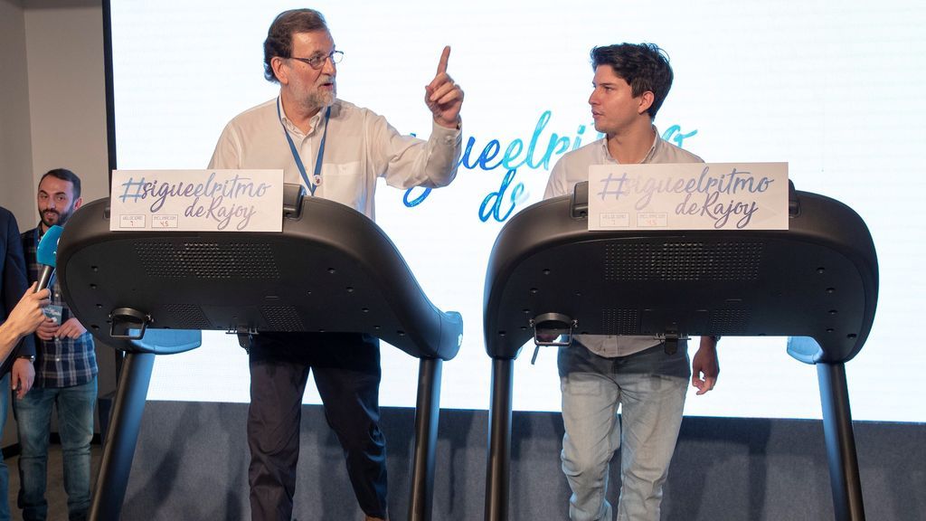 Rajoy muestra su pasión por la marcha sobre una cinta andadora en la Convención del PP