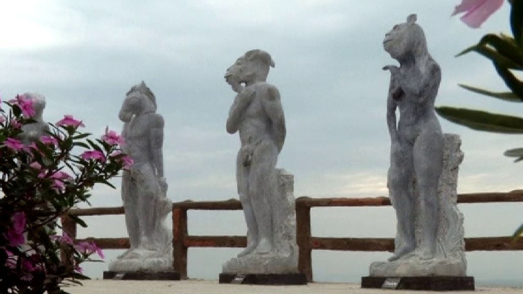 Cubren con bañadores y fruta los genitales de un conjunto de estatuas en Vietnam