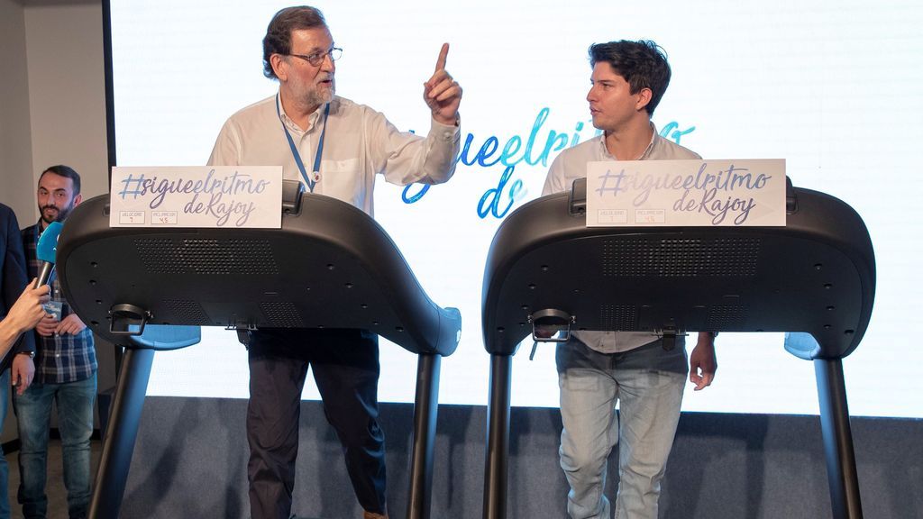 Rajoy muestra su pasión por la marcha sobre una cinta andadora en la Convención del PP