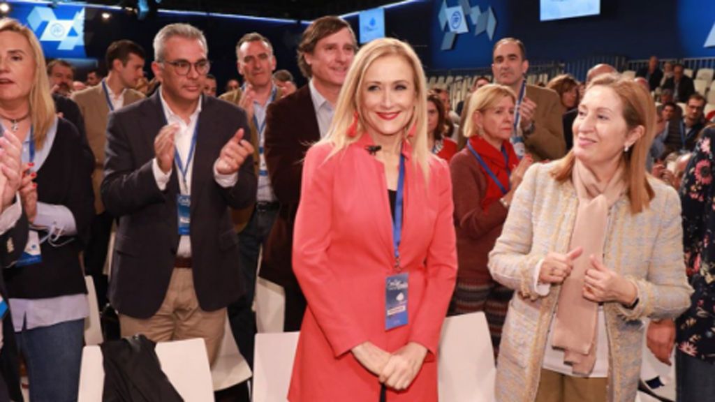 El PP arropa con una ovación a Cristina Cifuentes en Sevilla