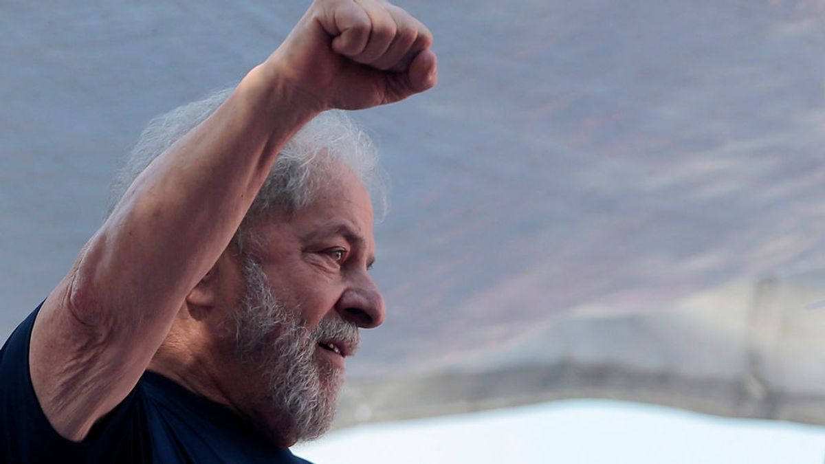 Lula retrasa su entrega al domingo para poder ver un partido de fútbol