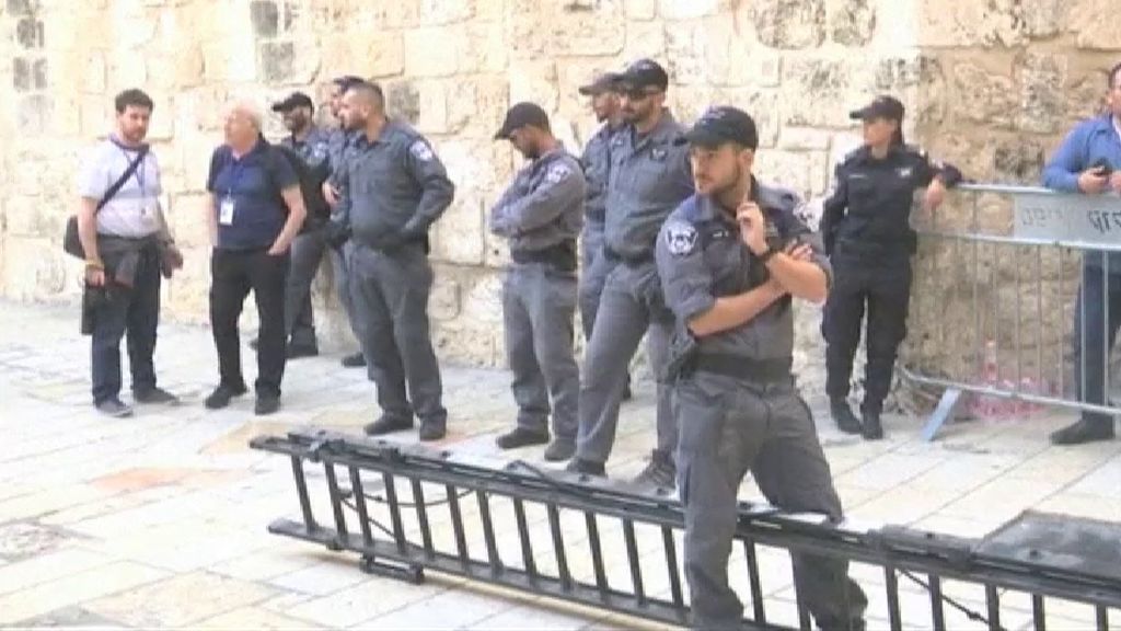Un centenar de agentes de policía blindan la Iglesia del Santo Sepulcro en Jerusalén