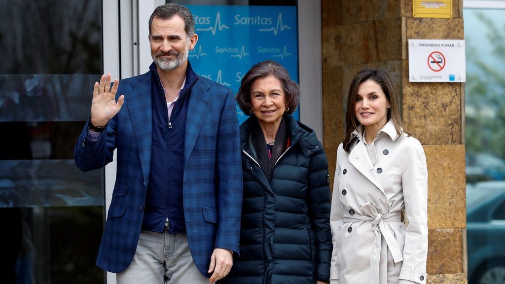 Los Reyes y doña Sofía visitan juntos a don Juan Carlos