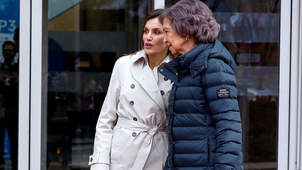 Complicidad entre las reinas Letizia y Sofía en la visita a Don Juan Carlos