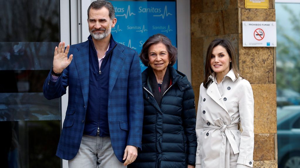 Los Reyes y doña Sofía visitan juntos a don Juan Carlos