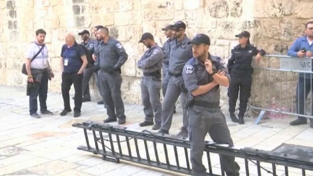 Un centenar de agentes de policía blindan la Iglesia del Santo Sepulcro en Jerusalén
