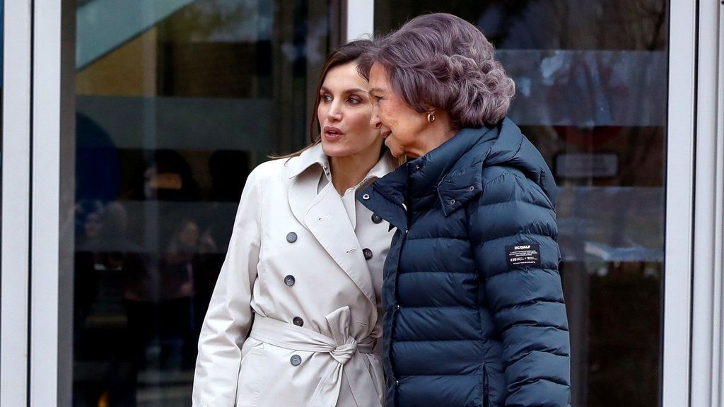 Complicidad entre las reinas Letizia y Sofía en la visita a Don Juan Carlos