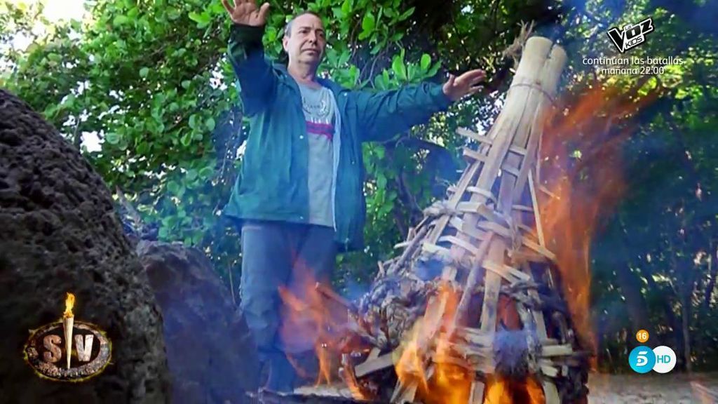 Los compañeros de Saray queman su invento en la hoguera: "El fuego lo purificará todo"