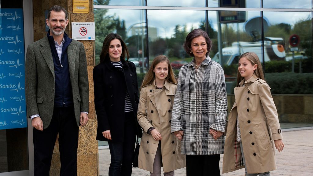 La Familia Real arropa a doña Sofía en su visita al hospital al rey Juan Carlos