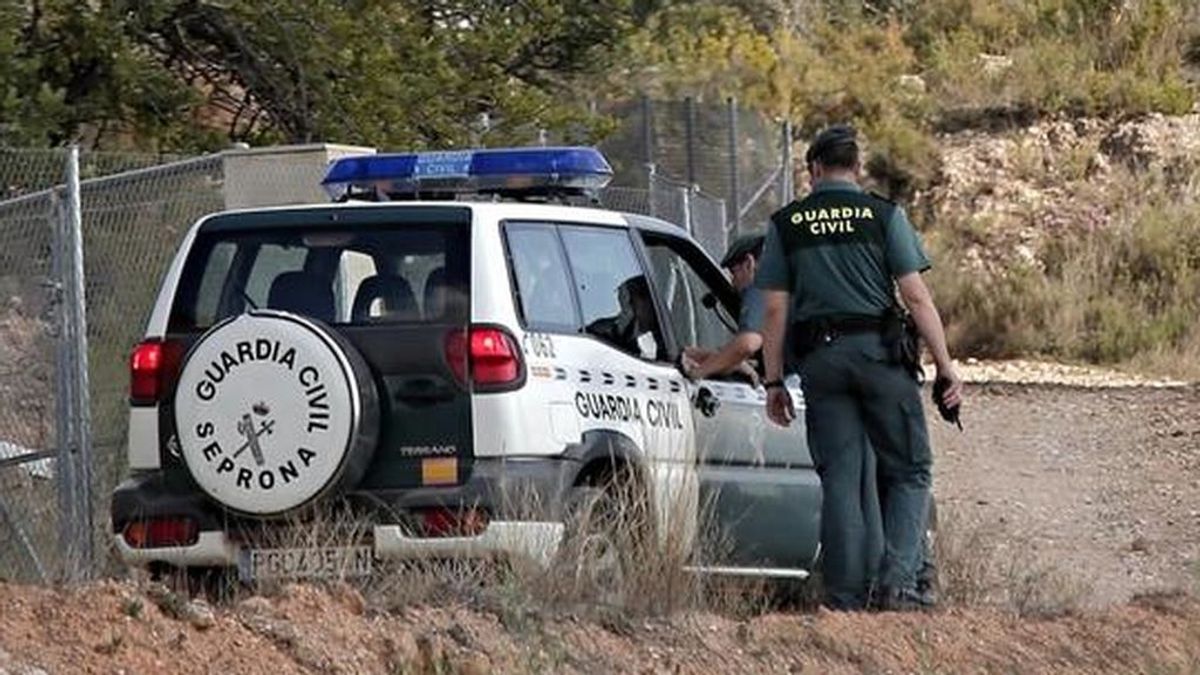 La Guardia Civil reanuda la búsqueda tras la aparición de otro coche en el río Almonte