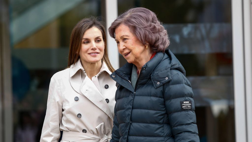 La polémica reaparición de la Reina Letizia y Doña Sofía, al detalle foto a foto
