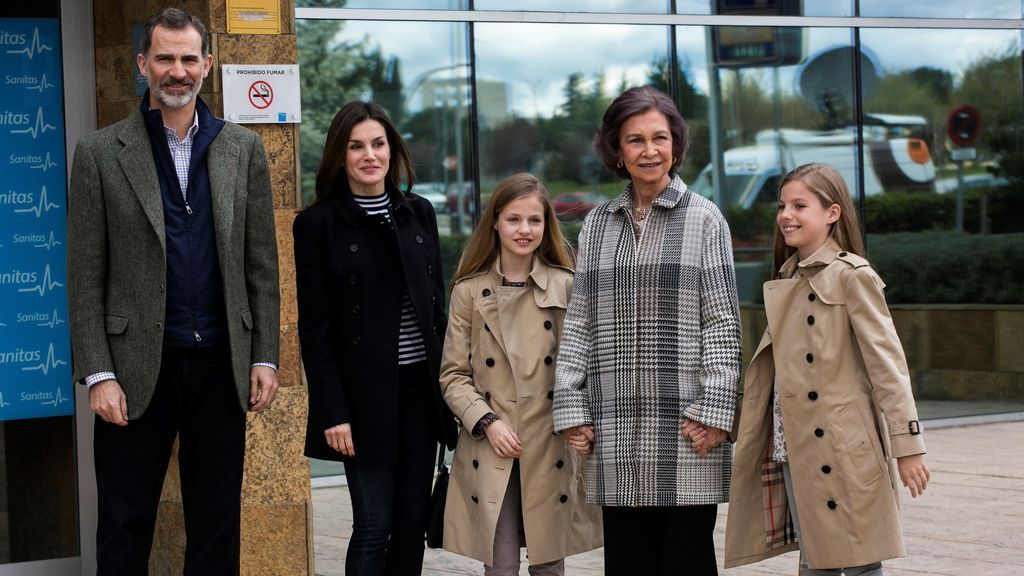 La Familia Real arropa a doña Sofía en su visita al hospital al rey Juan Carlos