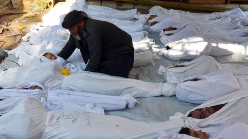 Decenas de personas, la mayoría mujeres y niños, mueren en un ataque químico en Siria