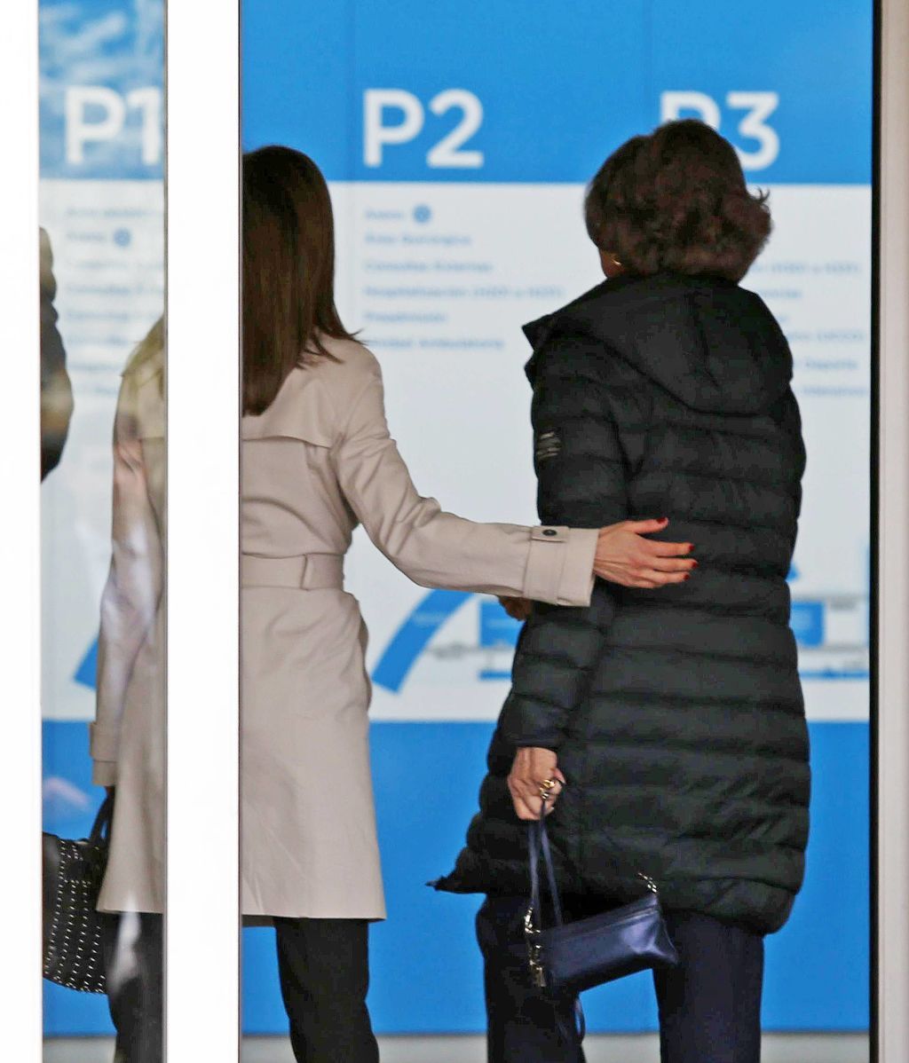 La polémica reaparición de la Reina Letizia y Doña Sofía, al detalle foto a foto