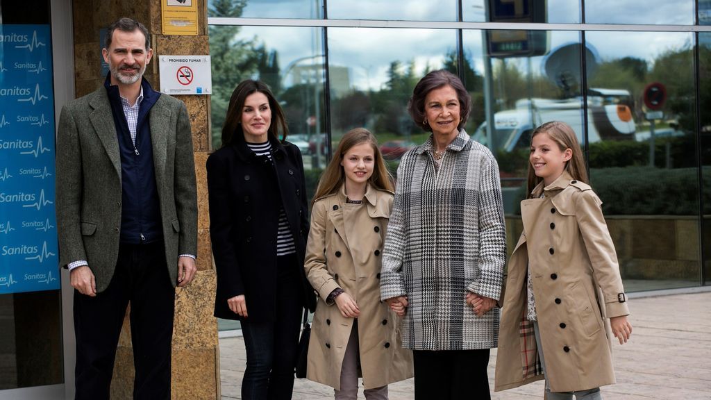 La Familia Real arropa a doña Sofía en su visita al hospital al rey Juan Carlos