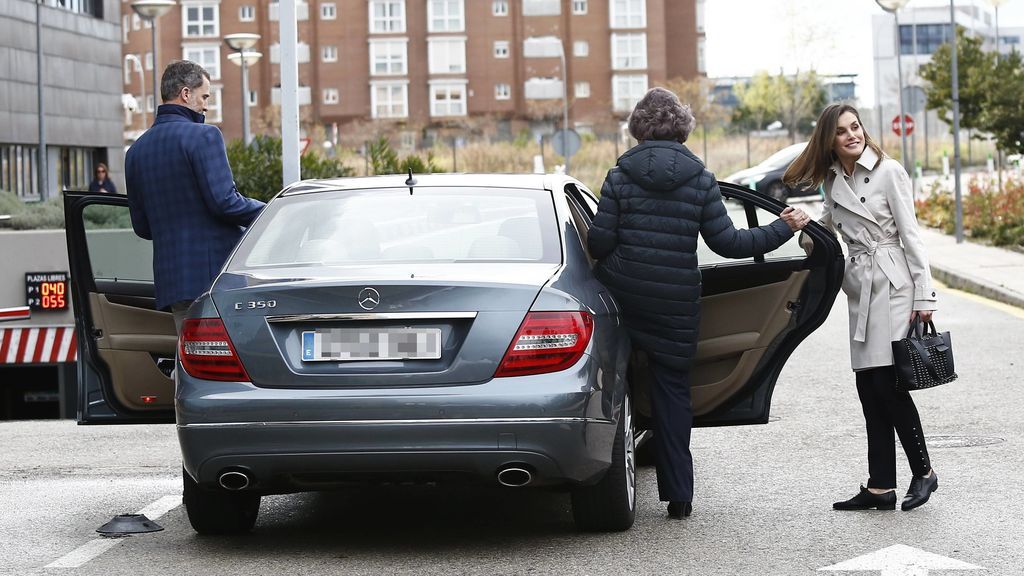 La polémica reaparición de la Reina Letizia y Doña Sofía, al detalle foto a foto