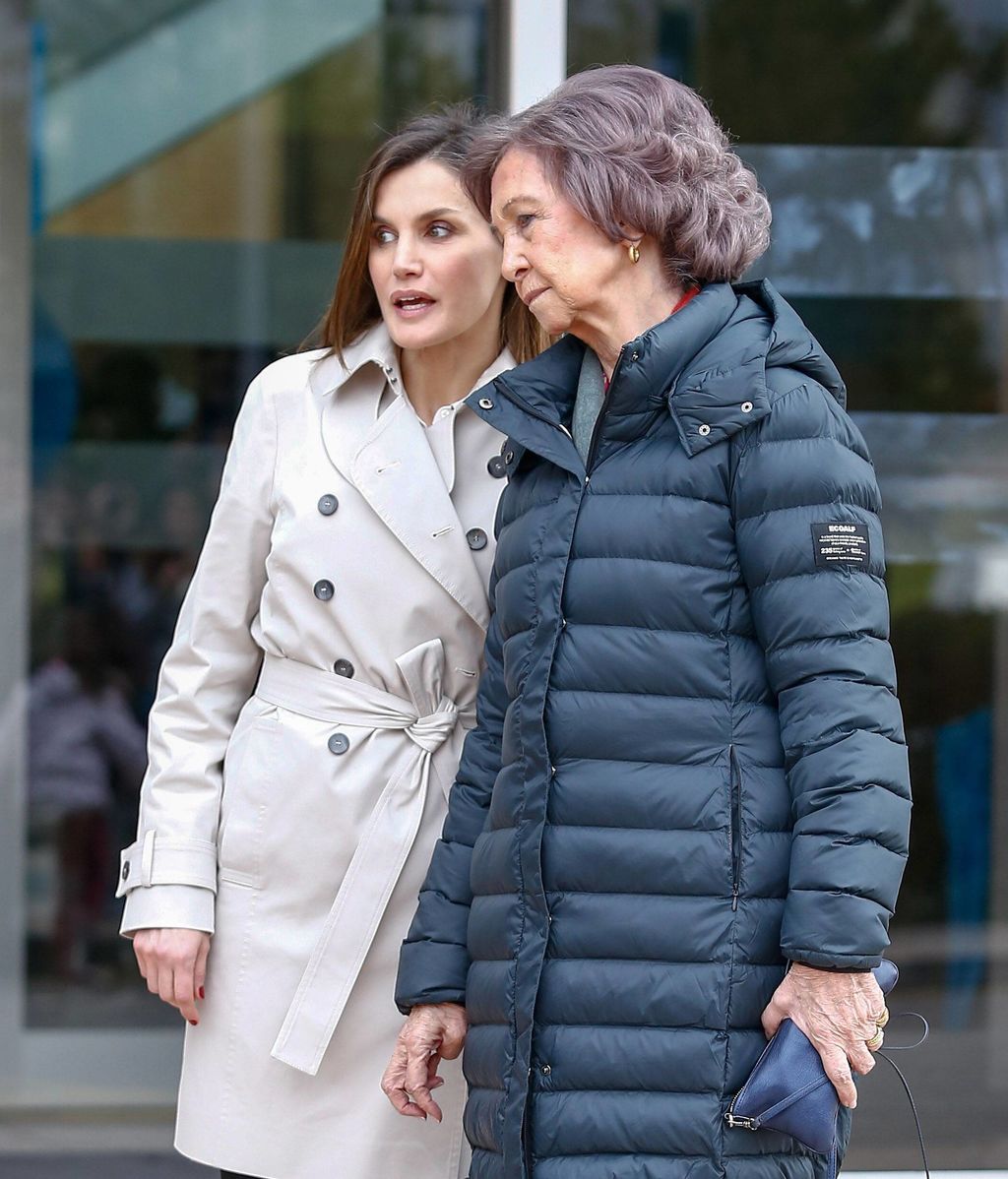 La polémica reaparición de la Reina Letizia y Doña Sofía, al detalle foto a foto