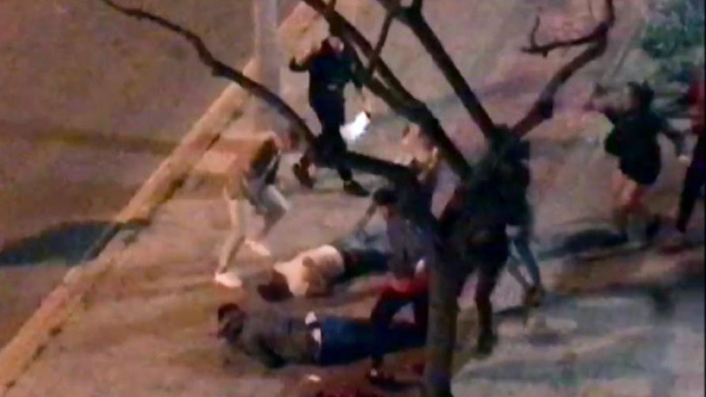 Analizan las imágenes de la brutal pelea en Cornellà