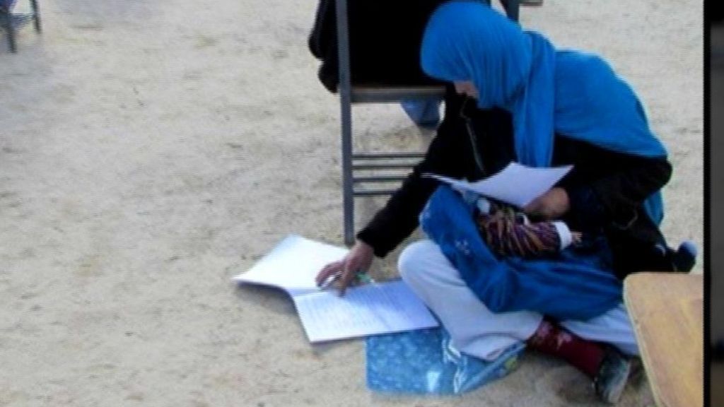 Amamantando mientras realizaba el examen de acceso a la universidad afgana