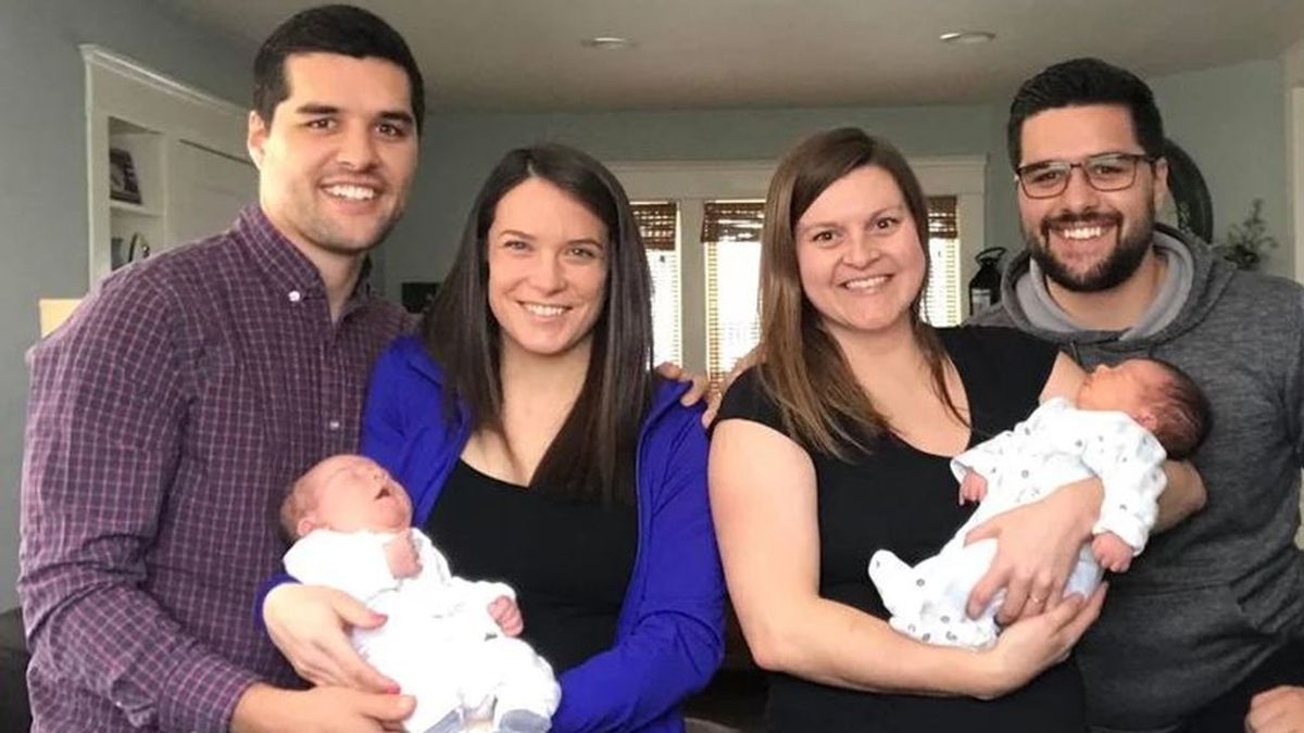 Dos gemelos se sorprenden cuando sus respectivos hijos nacen simultáneamente