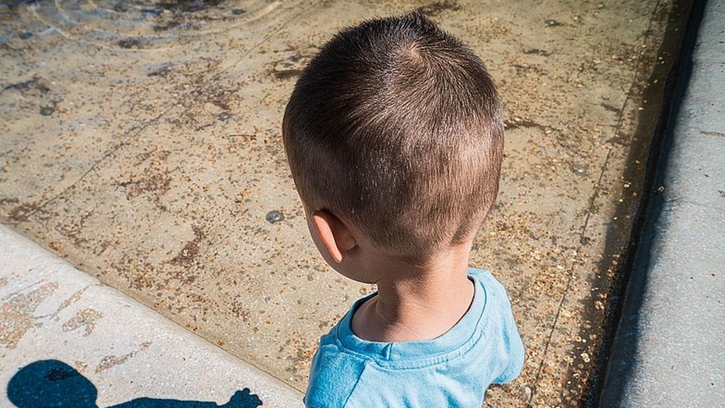 Rescatan a un niño encadenado durante dos días a un árbol por su padre