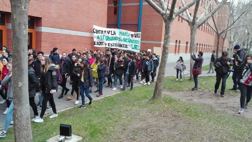 Estudiantes exigen la dimisión de Cifuentes al grito de 'Fuera la mafia de la universidad'